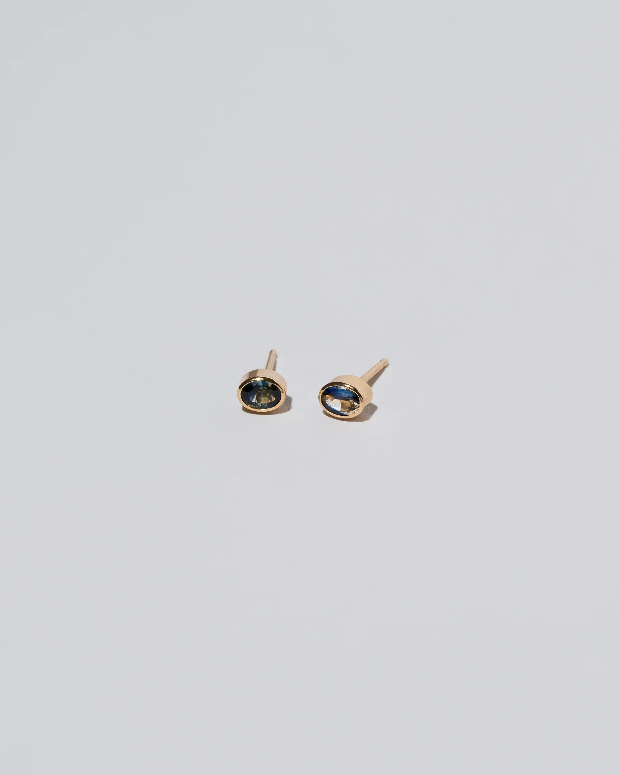 Oval Frame Stud Earrings - Bicolor Sapphire
