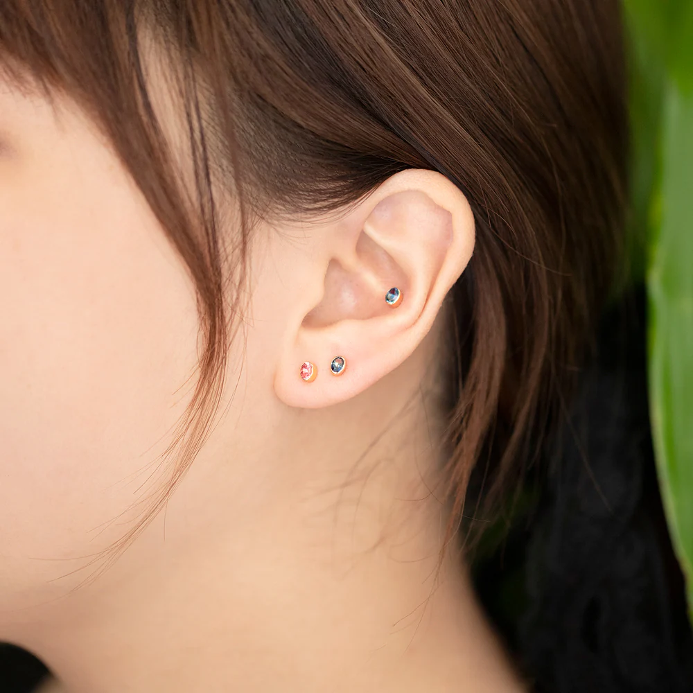 Oval Frame Stud Earrings - Bicolor Sapphire - Image 2